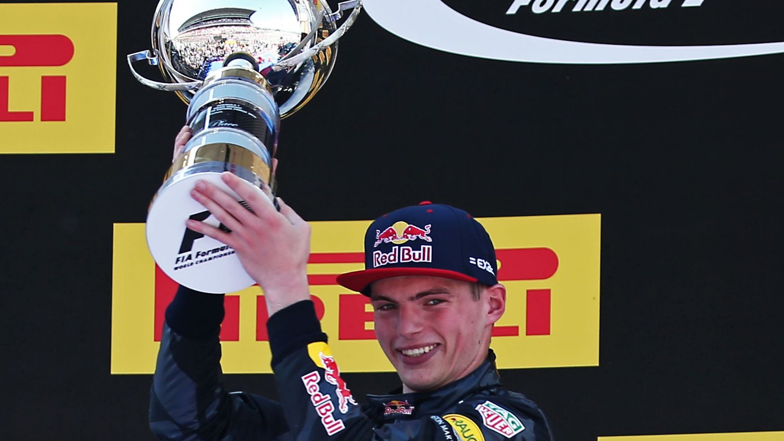 Foto: Verstappen, con su trofeo, en el podio barcelonés.