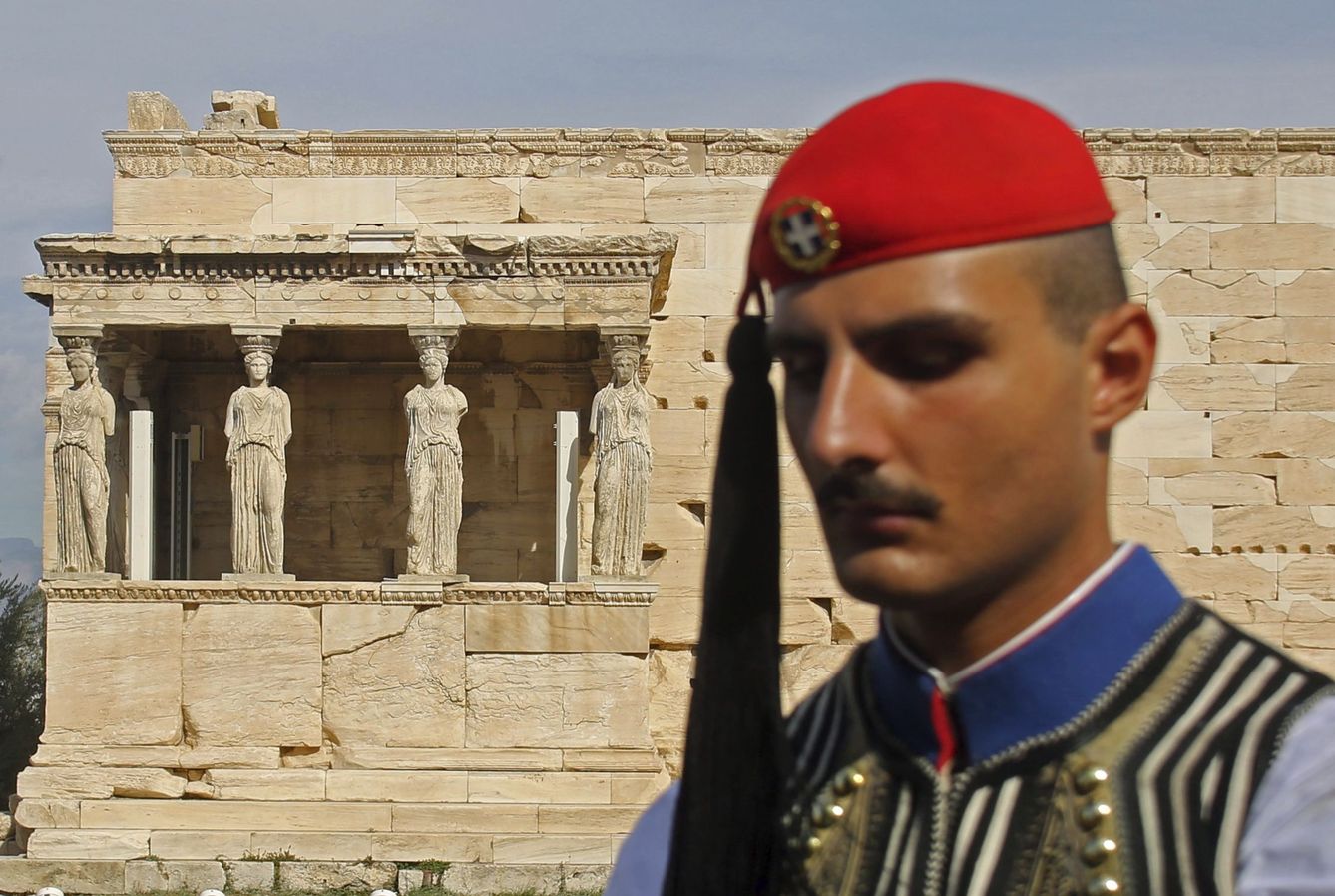 Un miembro de la Guardia Presidencial permanece en guardia frente al templo Erecteión en la Acrópolis. (EFE)