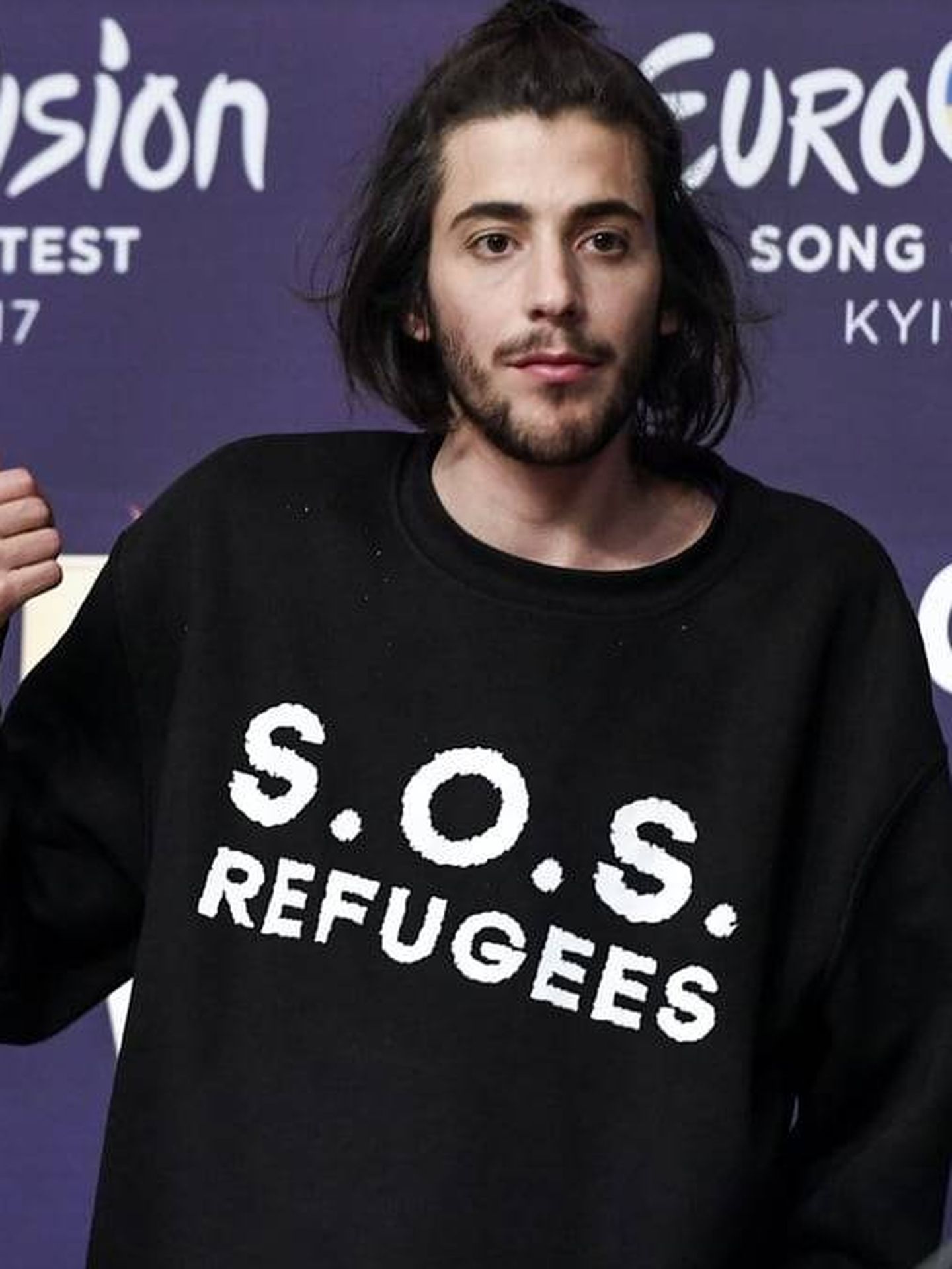 Salvador Sobral acude vestido con una camiseta en favor a los refugiados en Eurovisión 2017