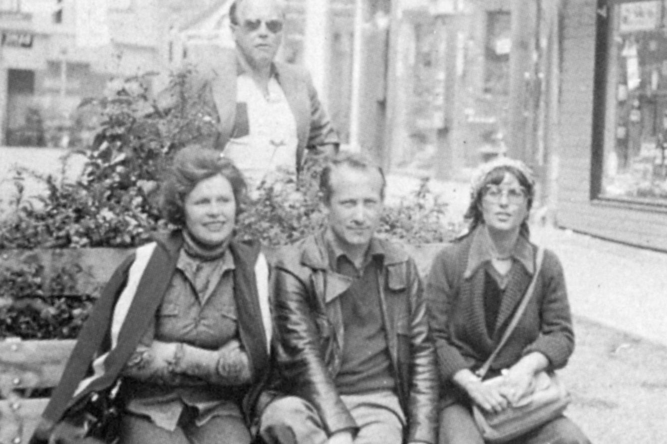 Gordievski, sentado en el centro durante un viaje a Copenhague. A su izquierda, su primera esposa Tamara. (Crítica)
