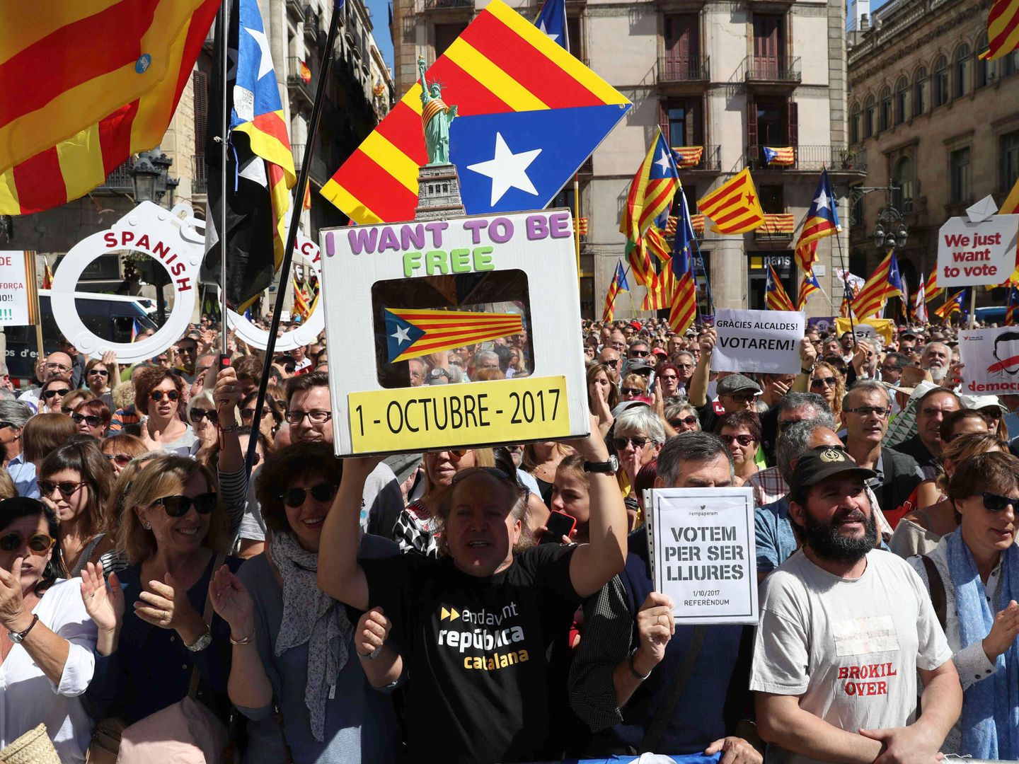 Simpatizantes independentistas se dan cita en la Plaza de Sant Jaume, ante el Palau de la Generalitat. (EFE)