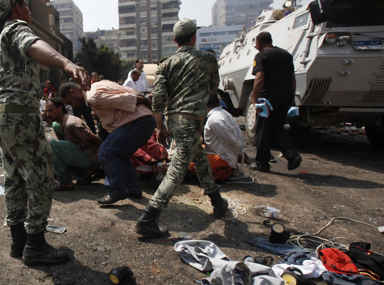 Miembros de la Hermandad Musulmana rodeados por efectivos de las fuerzas de seguridad cerca de la mezquita de Rabaa Adawiya, en Cairo. (Reuters)