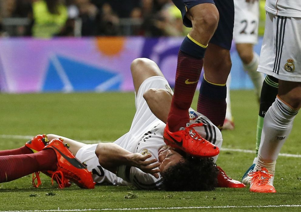 Foto: Momento en el que Busquets pisa la cabeza de Pepe (Reuters)