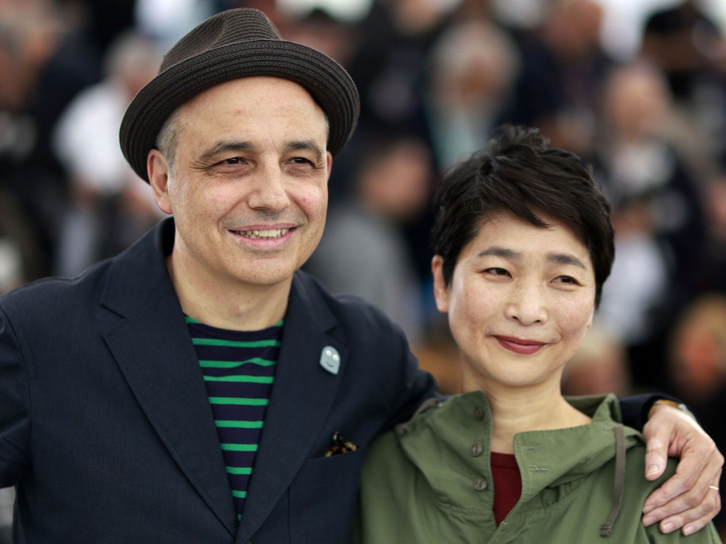Pablo Berger junto a Yuko Harami, documentalista del filme, en el pasado festival de Cannes. (EFE/Guillaume Horcajuelo)