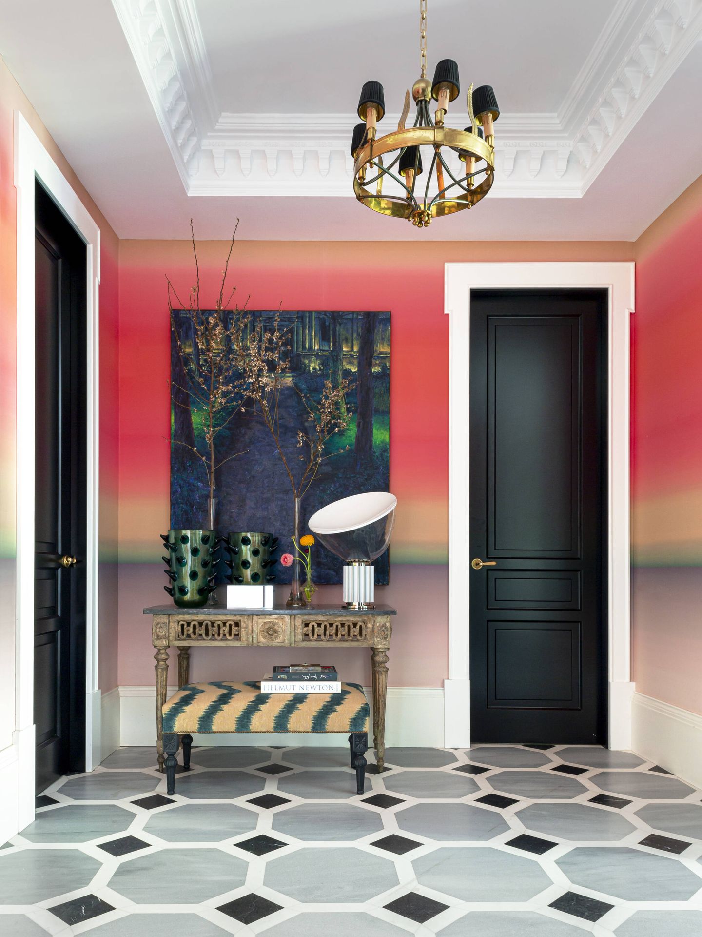 El recibidor de su piso madrileño es un claro ejemplo de la maestría con el color de García Fraile. El papel pintado es de Sarah Lavoine, para Nobilis, y los mosaicos de mármol del suelo son de diseño propio. (Belén Imaz)