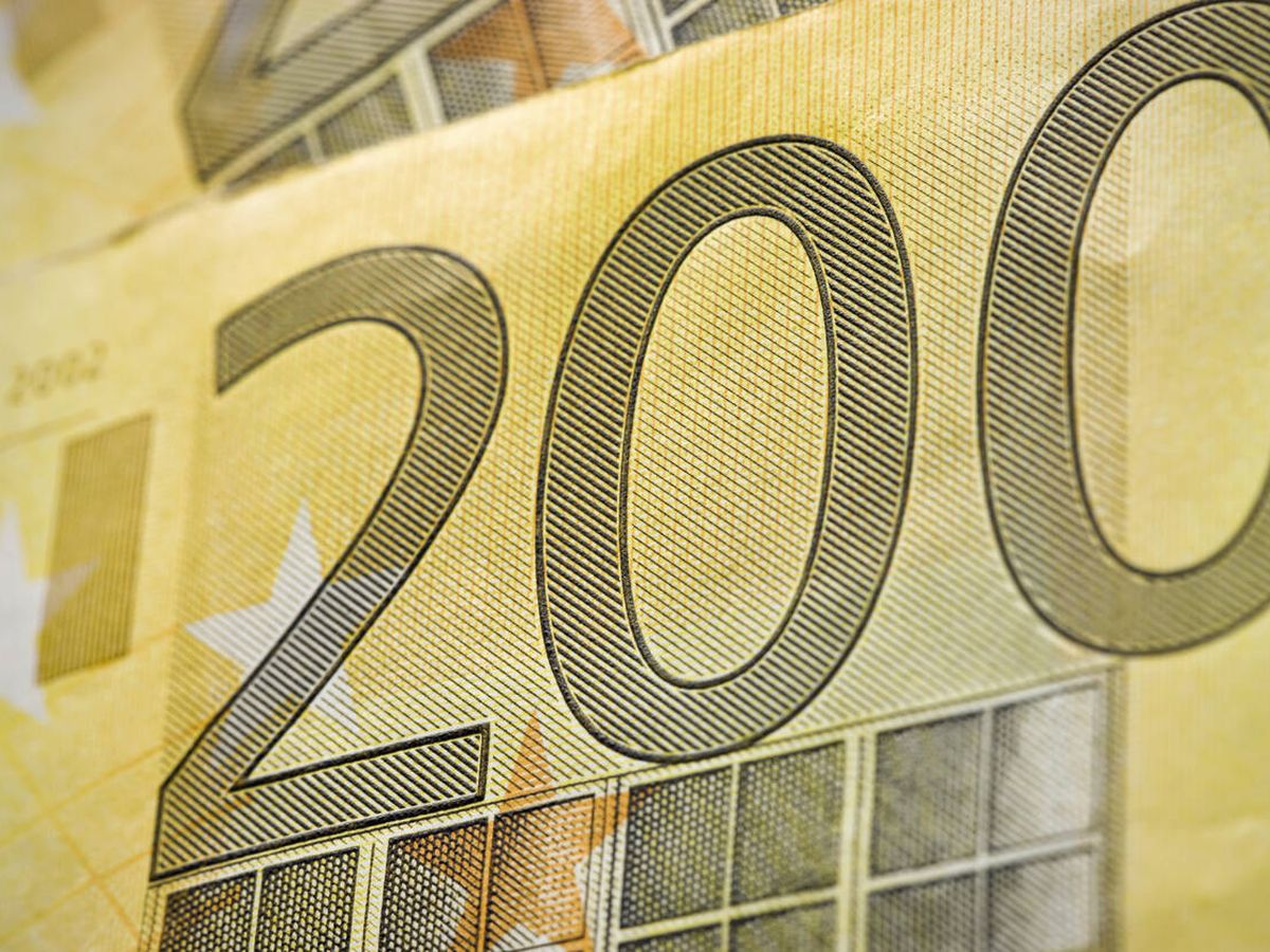 Foto: Cómo solicitar la ayuda de 200 euros del Gobierno: requisitos y plazos del nuevo cheque (iStock)