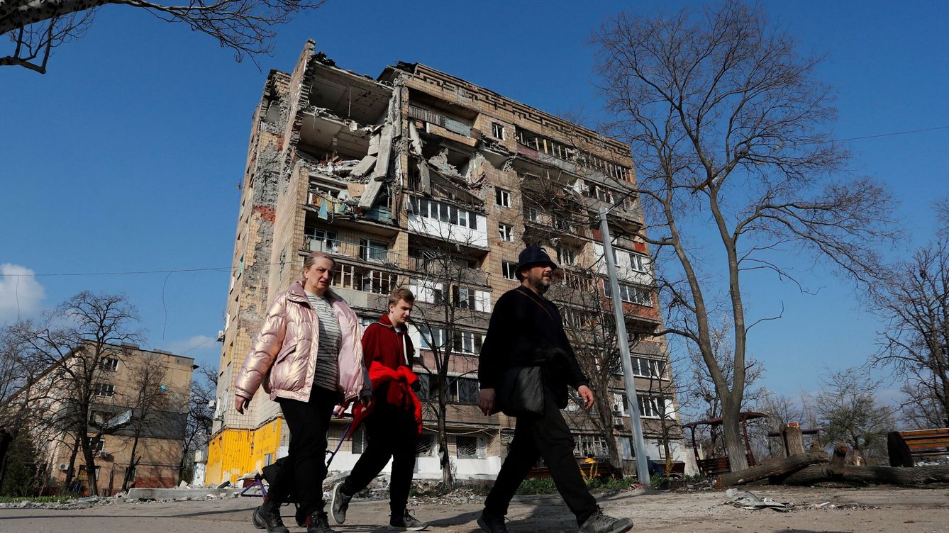 Foto: Residentes pasean por Mariúpol. (Reuters/Alexander Ermochenko)
