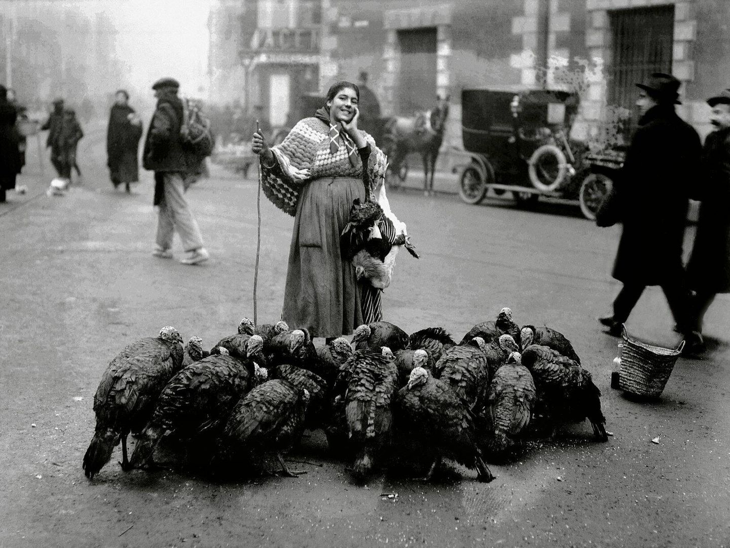 Una vendedora de pavos en Madrid en 1922. (Alfonso/Vegap)