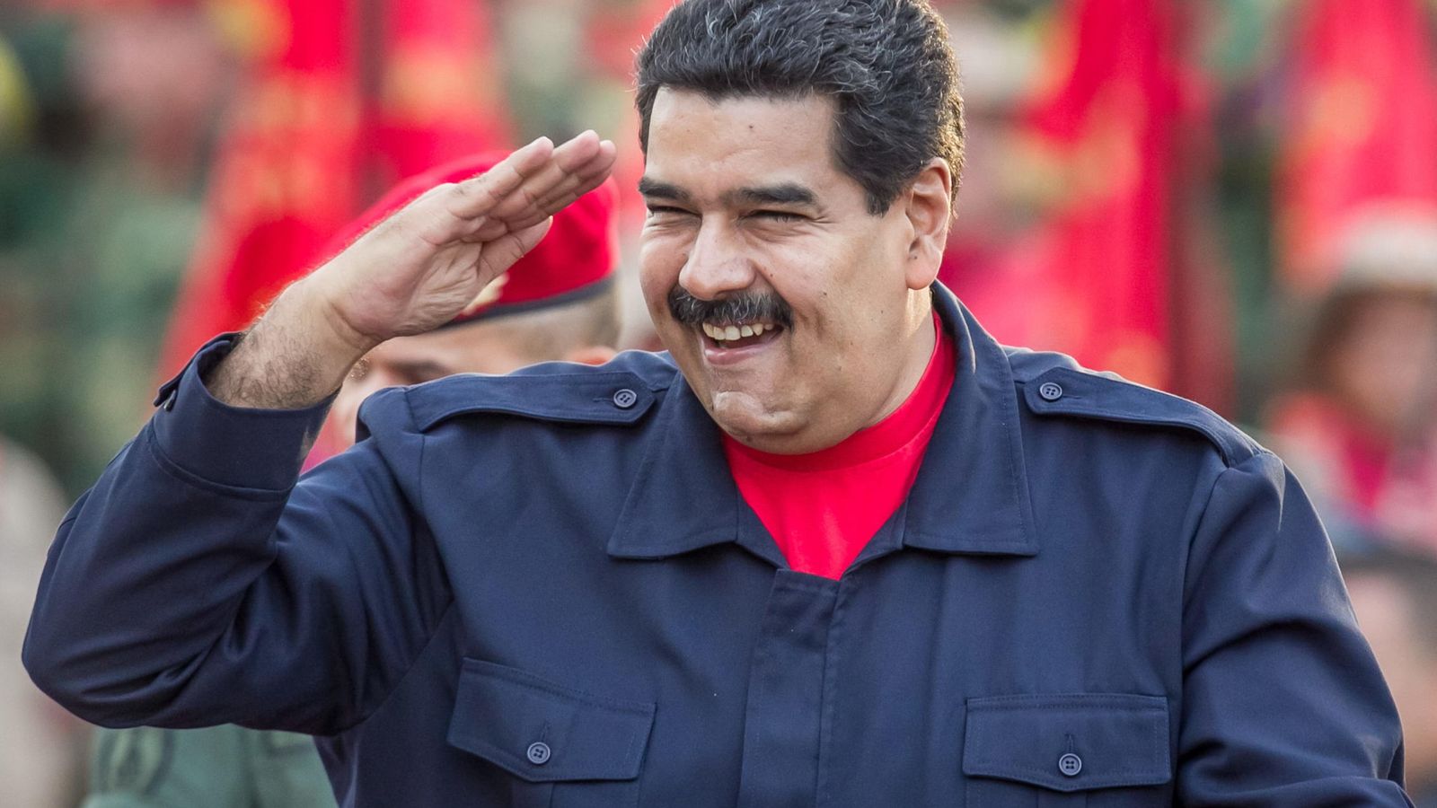 Foto: Maduro saluda a sus seguidores en Caracas (Efe).