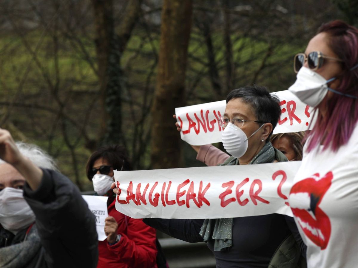 Foto: Vecinos de Zaldibar manifestándose contra la situación del vertedero. (Foto: EFE)