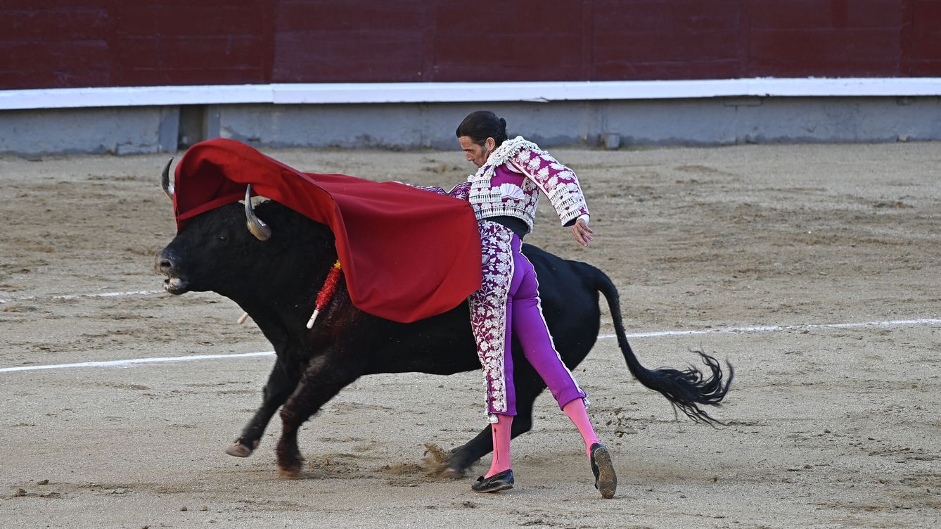 Foto: Julián López 'El Juli', en la corrida en septiembre de 2023 de despidida de Madrid. Francisco Guerra / Europa Press