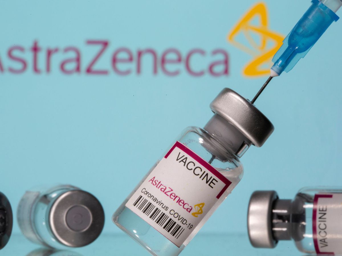 Foto: Viales con el logotipo de AstraZeneca. (Reuters)