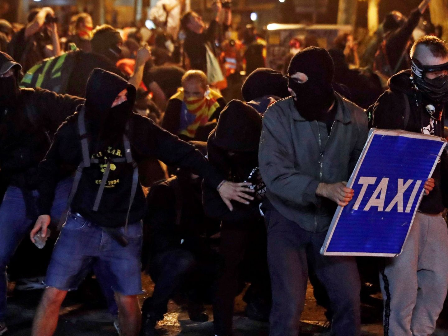 Manifestantes durante los altercados que se han producido este viernes en Barcelona. (EFE)