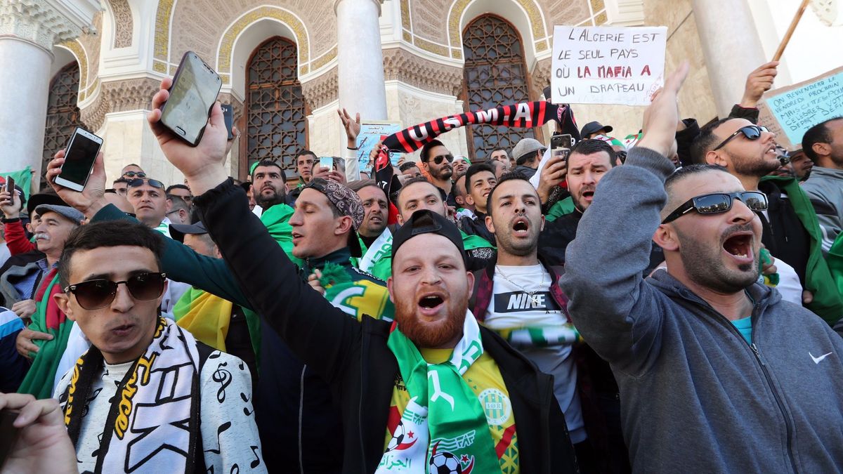 La protesta no se apaga: decenas de miles de argelinos vuelven a la calle contra Bouteflika
