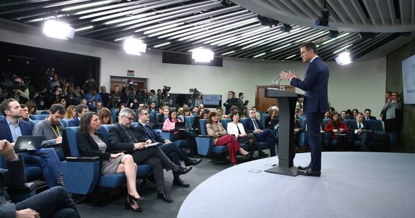 Foto: Pedro Sánchez, durante su comparecencia, en una sala de prensa repleta de periodistas, el 15 de febrero de 2019. (EFE)
