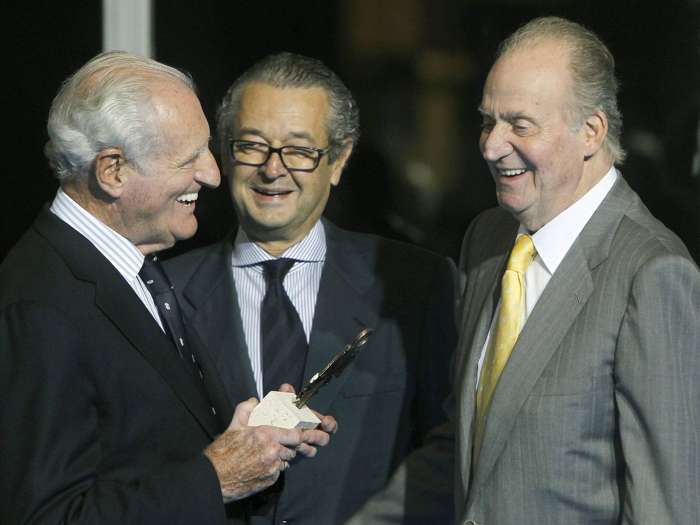 El rey Juan Carlos I y su amigo José Cusí, en Barcelona, en noviembre de 2011, junto al presidente del Salón Náutico, Luis Conde. (EFE)