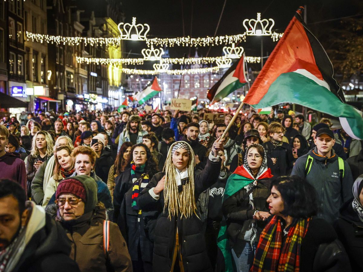 Foto: Manifestantes contra Geert Wilders y propalestinos protestan en Ámsterdam. (EFE/Ramón Van Flymen)