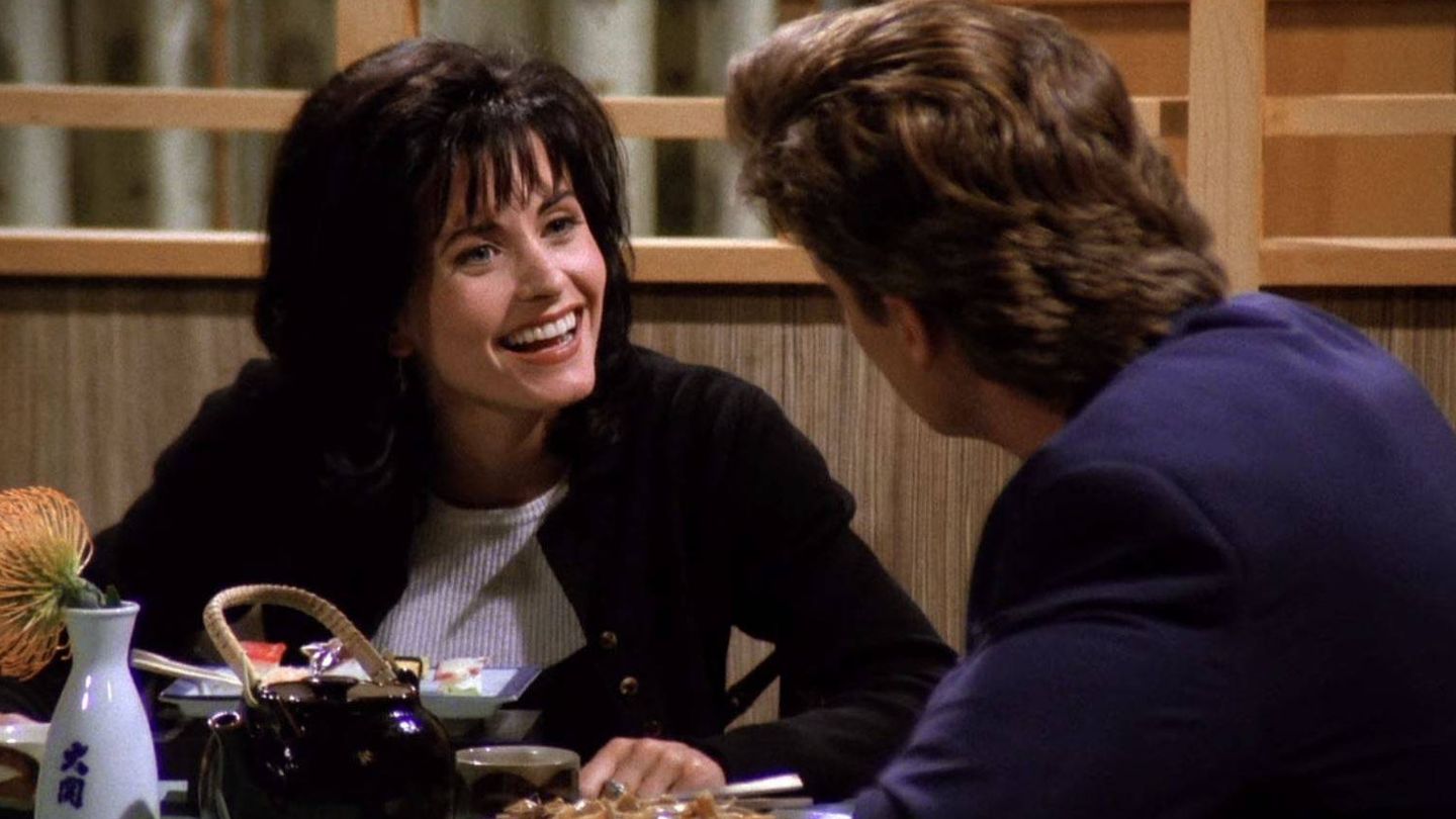 Monica en su cita con Paul, el representante de vinos, en un fotograma de la serie 'Friends'.