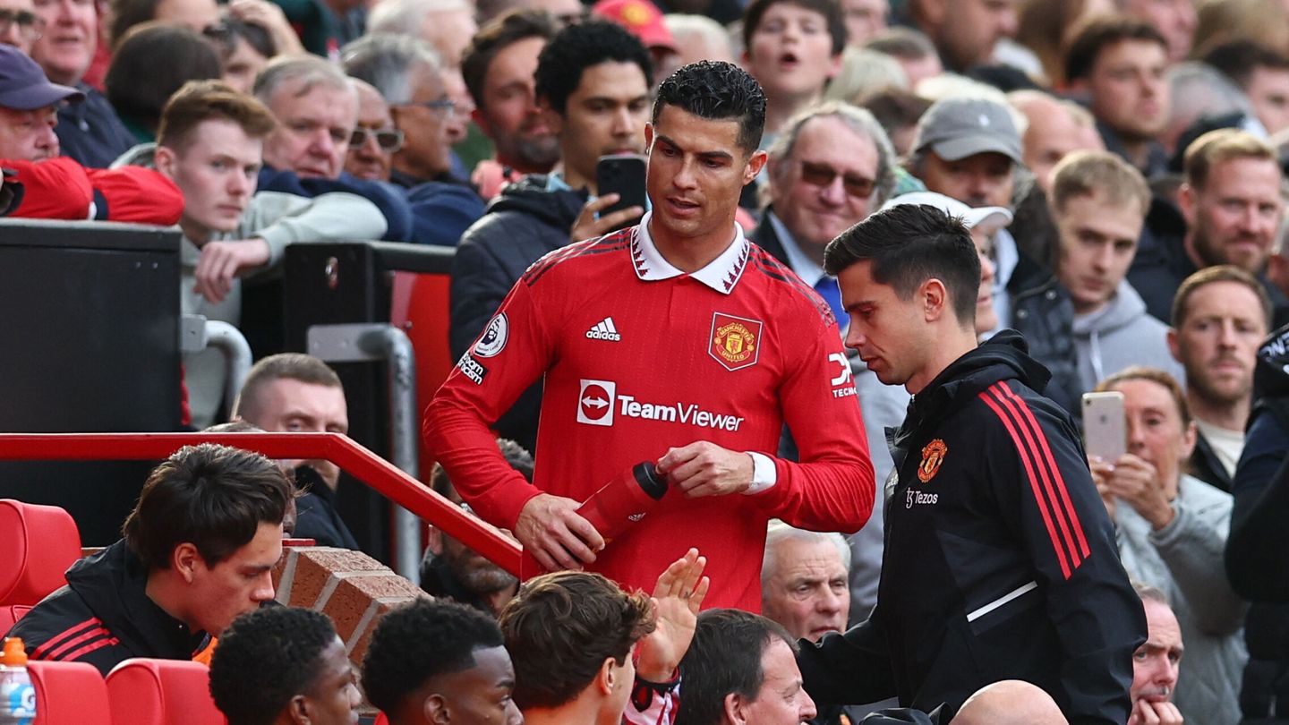 Cristiano Ronaldo, enfadado en el banquillo de Old Trafford