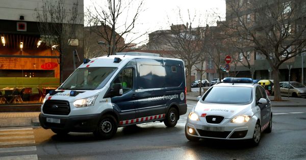 Foto: Furgón policial trasladando a los detenidos por la violación múltiple en Sabadell (Efe)