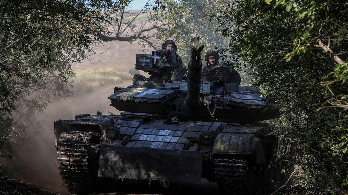 Zelenski inspecciona tanques occidentales mientras EEUU prepara un nuevo paquete de ayuda