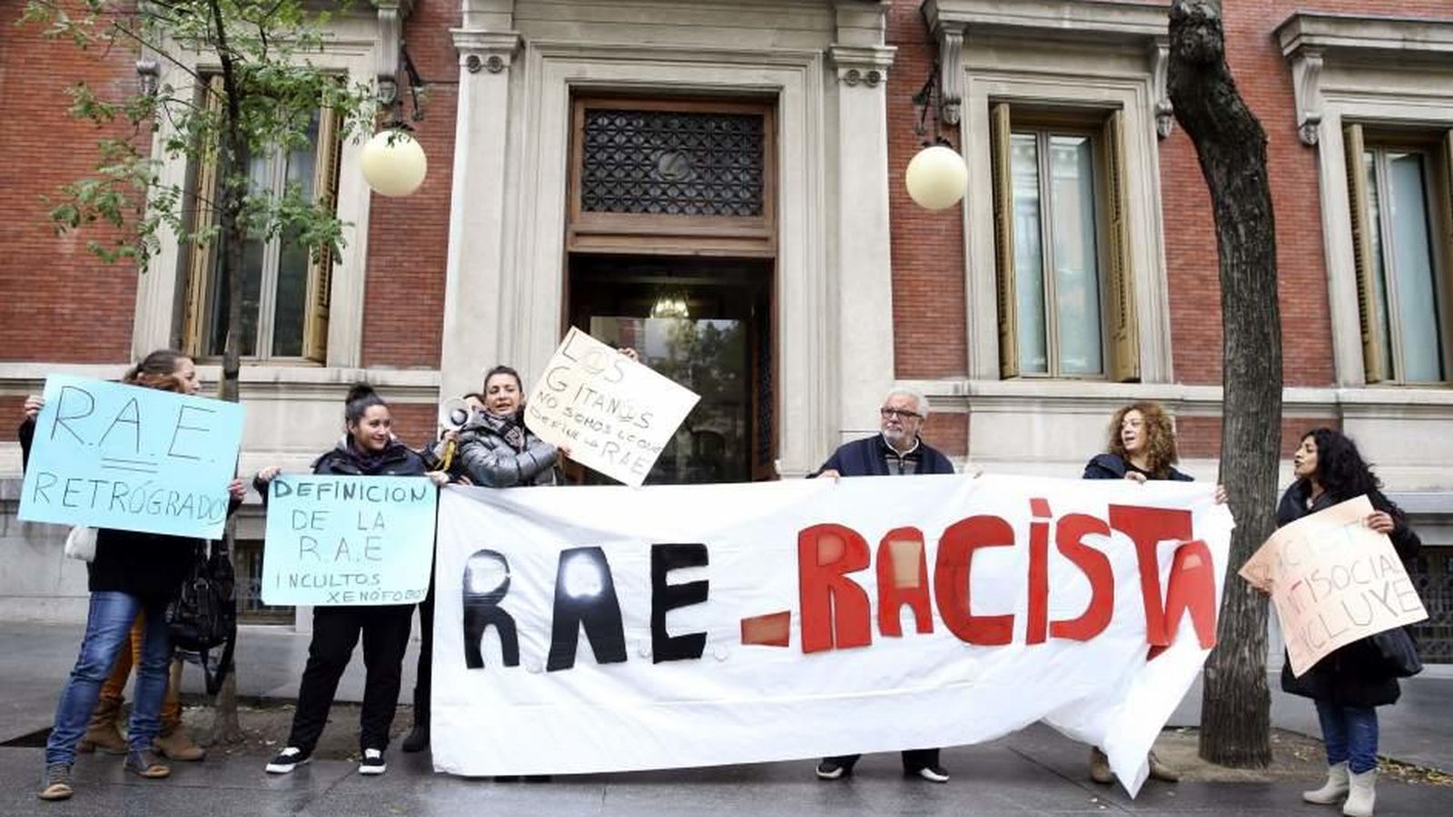 Foto: Miembros del colectivo gitano piden una RAE menos racista (EFE)