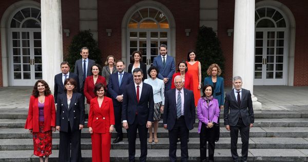 Foto: Pedro Sánchez junto a sus 17 ministros en la escalinata de La Moncloa. (EFE)