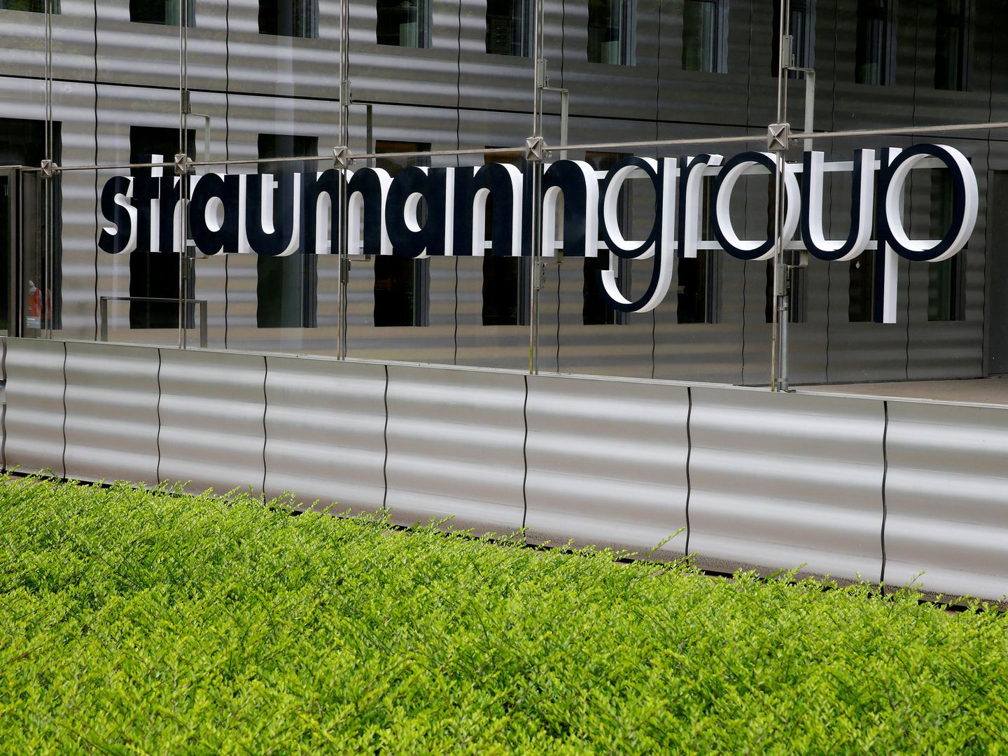 Logo de Straumann Group en su sede de Basilea (Suiza).