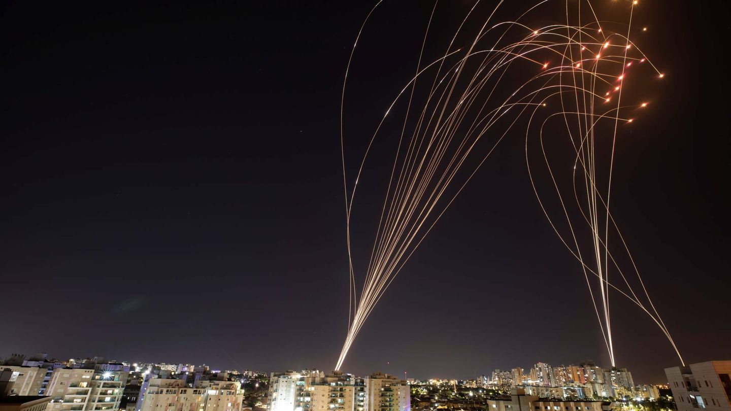 El Iron Dome en acción nocturna interceptando los cohetes de Hamás. (Reuters)