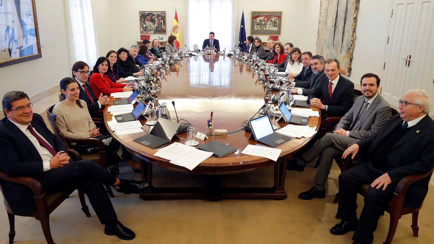 Pedro Sánchez preside el primer Consejo de Ministros de la coalición, el pasado 14 de enero en la Moncloa. (EFE)