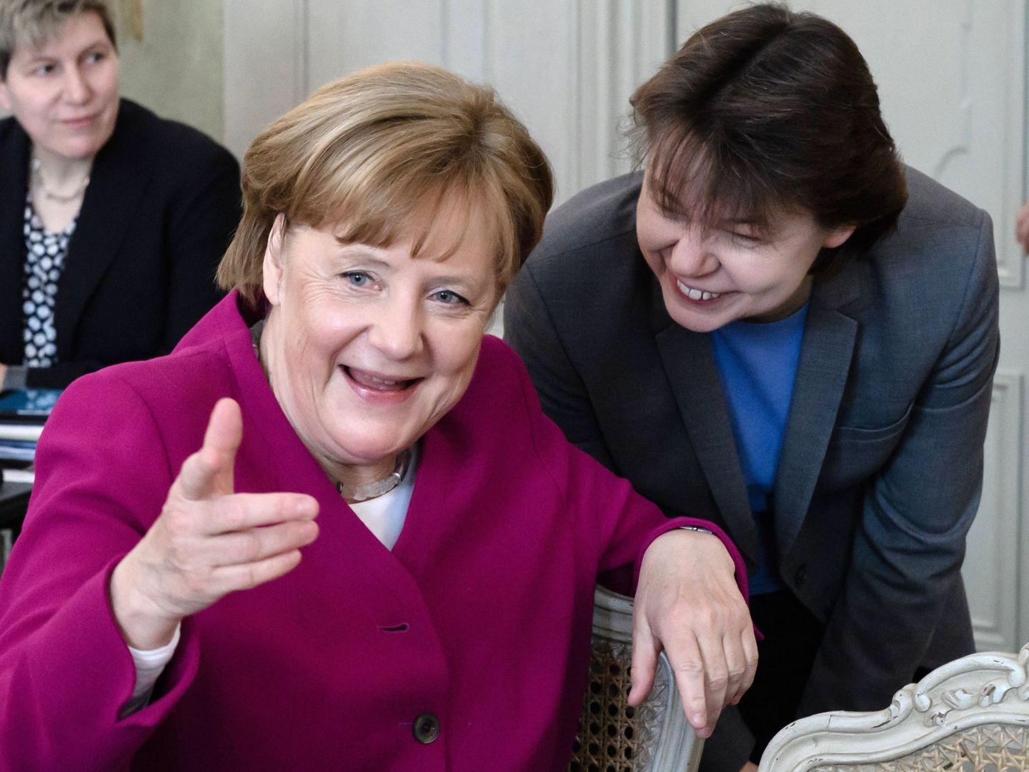 Beate Baumann conversa con Merkel antes del Consejo de Ministros celebrado en el Palacio Meseberg en Gransee, el 11 de abril de 2018. (EFE)