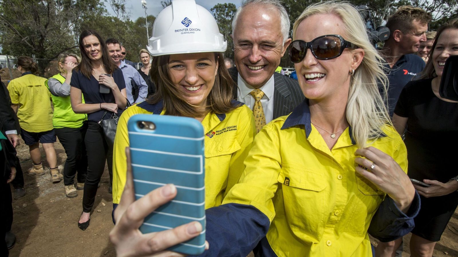 Foto: El primer ministro australiano, Malcolm Turnbull (c), posa para un selfi con trabajadoras de la construcción en una zona de obras cerca de Brisbane (Australia). (EFE)
