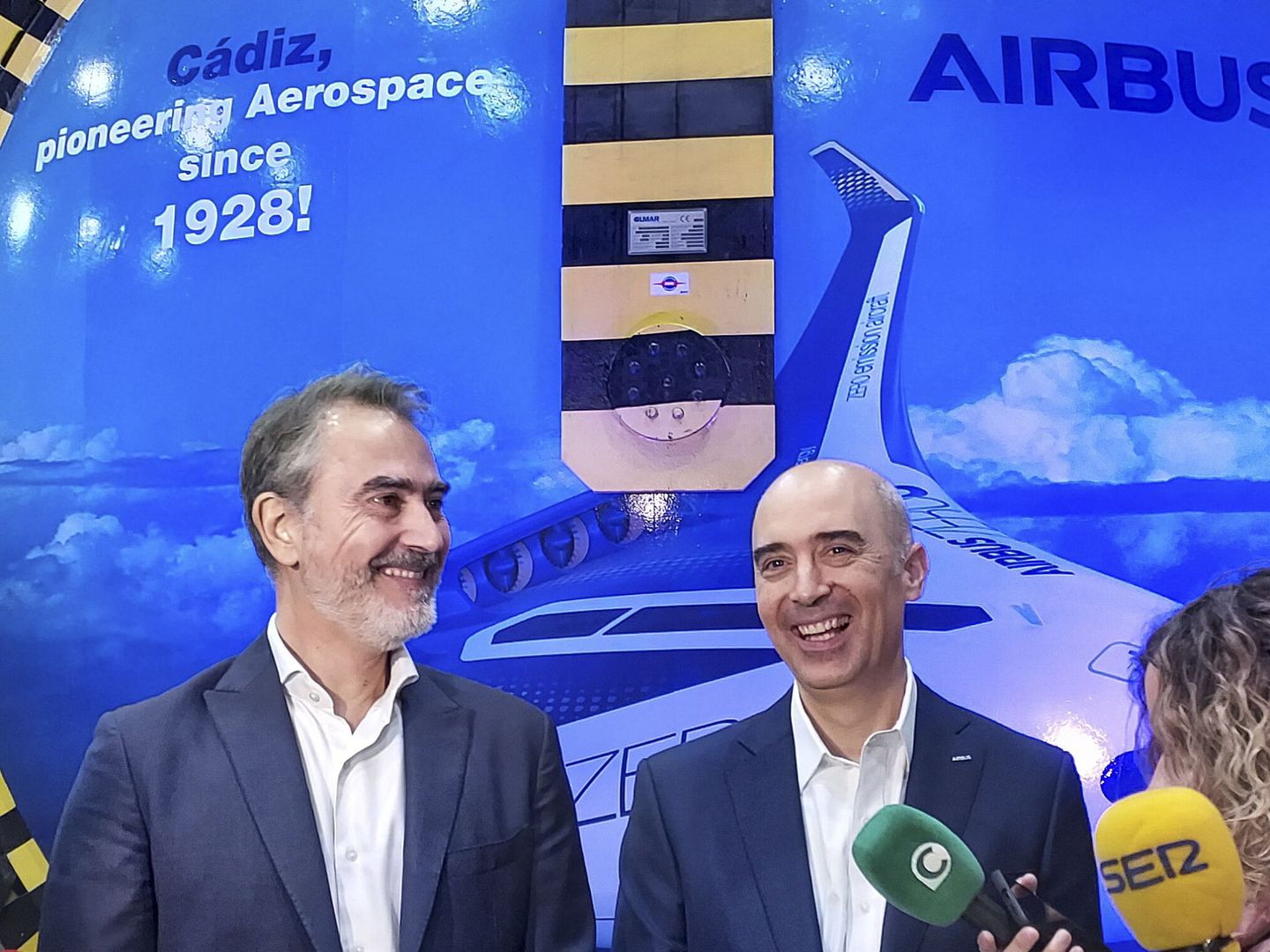 El presidente de aviones comerciales Airbus España, Ricardo Rojas junto al vicepresidente ejecutivo de Airbus Defense and Space en España, Francisco Javier Sánchez Segura. EFE Román Ríos 