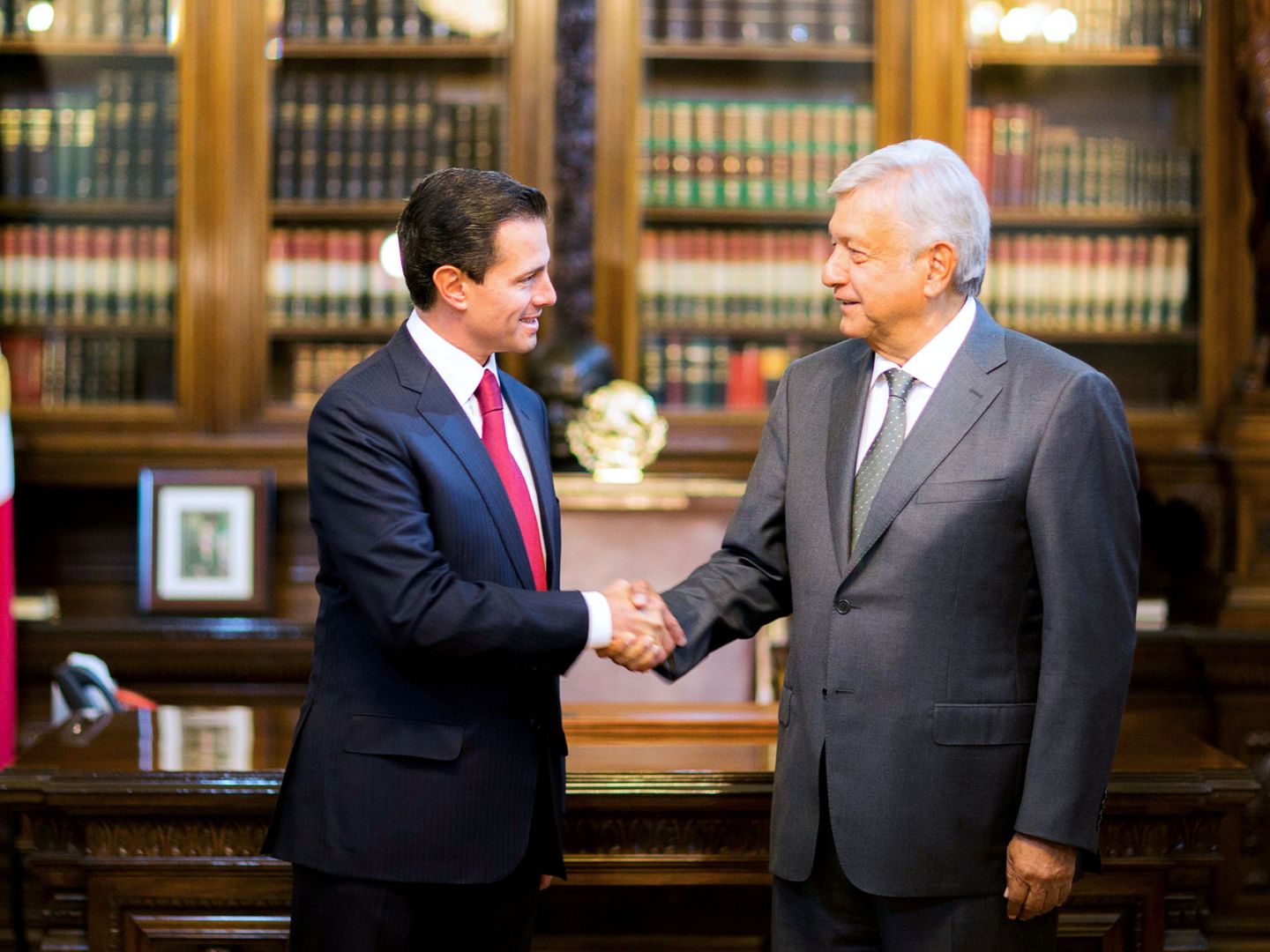 El presidente saliente Enrique Pena Nieto (izquierda) estrecha la mano a Andrés Manuel López Obrador (derecha) en el Palacio Nacional en Ciudad de México, el 3 de julio de 2018. (Reuters)