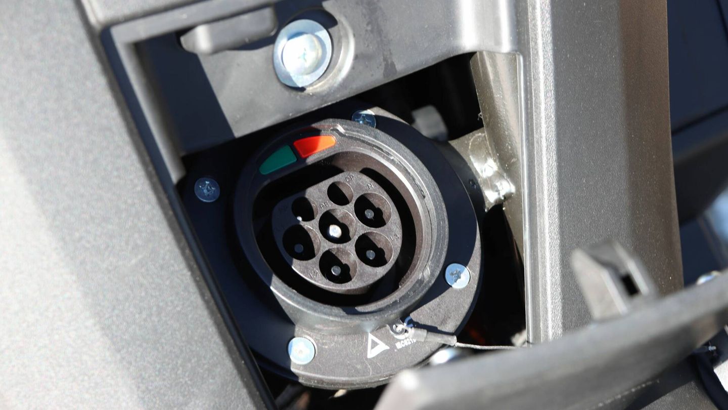La conexión de recarga es de tipo 2 en la moto y Schuko en el cable de conexión a la red.

