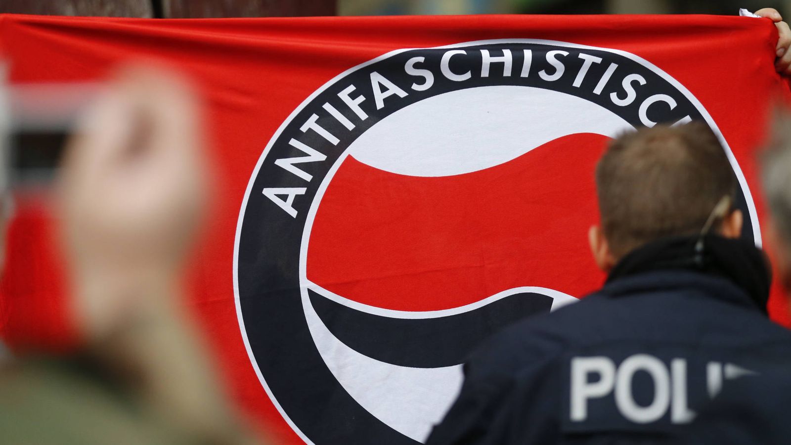 Foto: Militantes de Acción Antifascista, uno de los grupos 'antialemanes' de izquierdas, durante una manifestación a favor de inmigrantes y refugiados en Berlín, en noviembre de 2015 (Reuters)