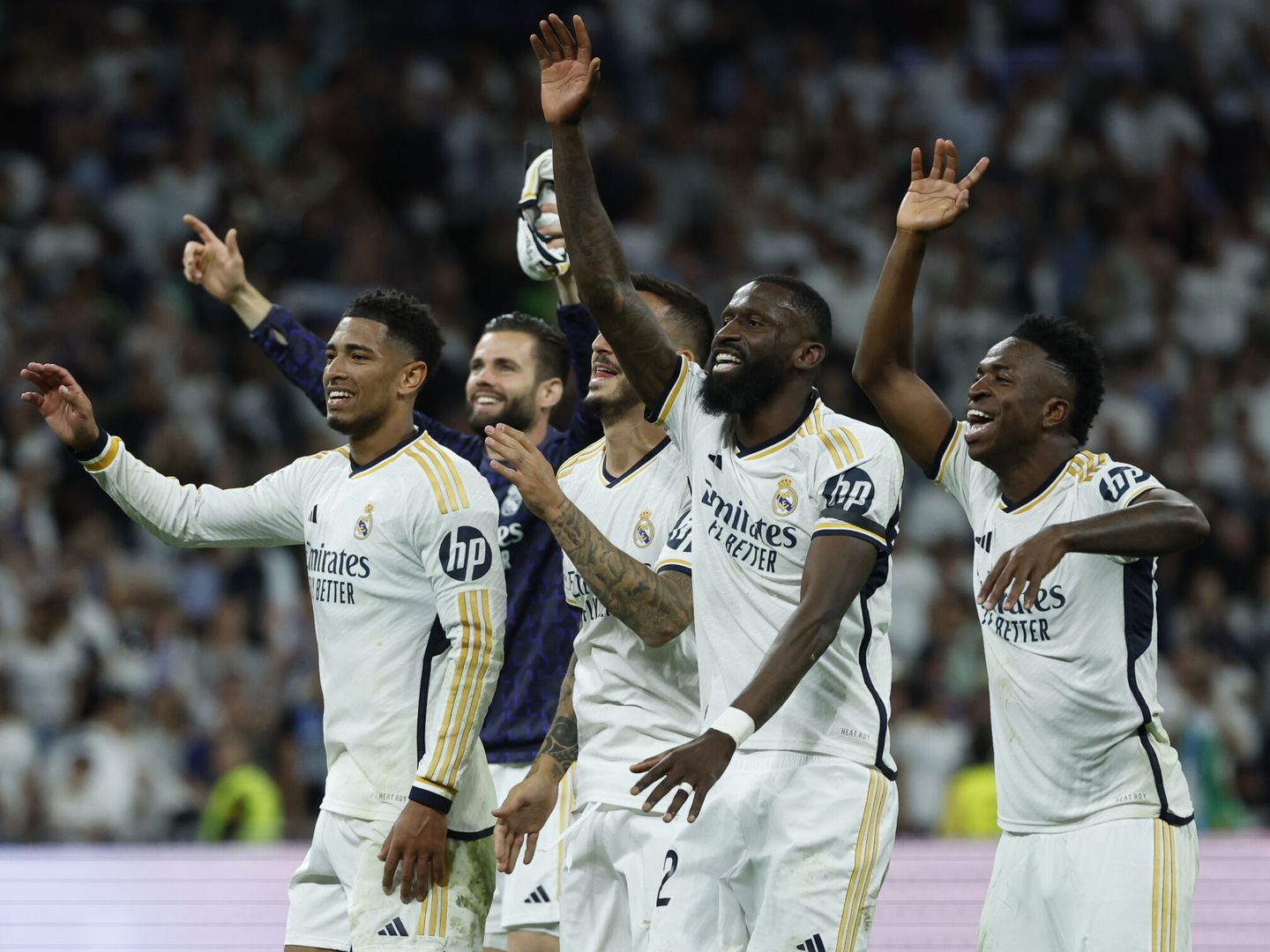 Los jugadores del Real Madrid celebran la remontada contra el Barcelona en el Bernabéu. (EFE Juanjo Martín) 