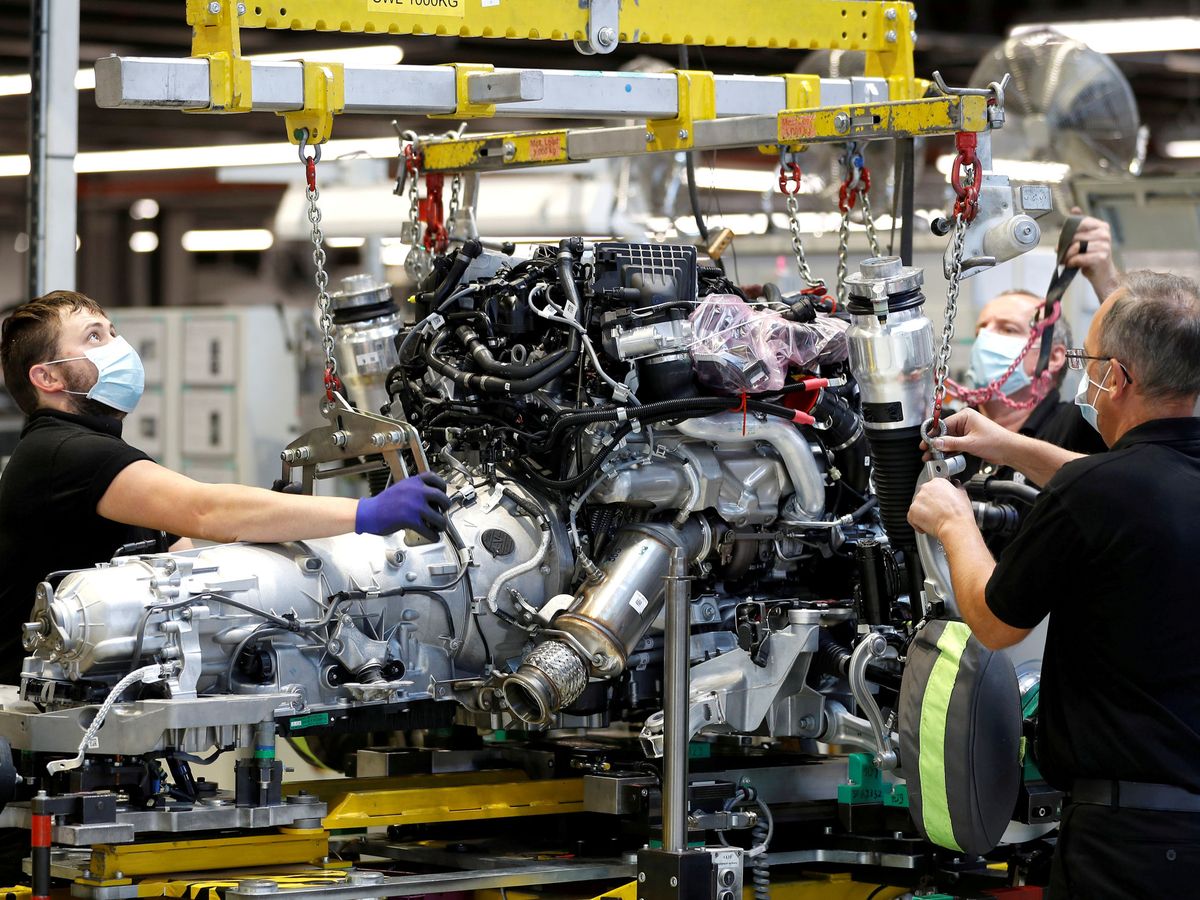 Foto: Técnicos trabajan en un motor de Rolls Royce en una línea de producción en Gran Bretaña. (Reuters)