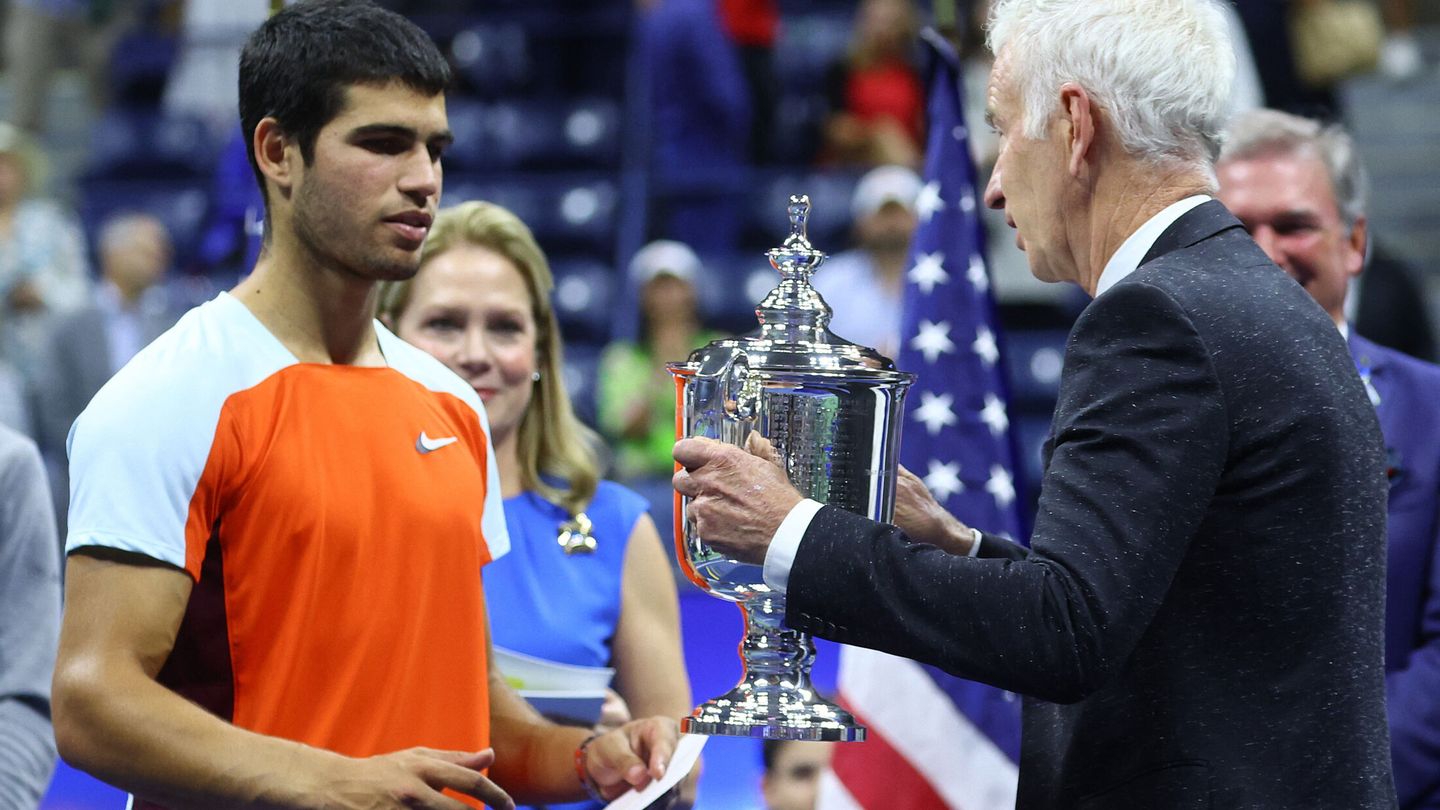 John McEnroe le entrega el US Open 2022 a Carlos Alcaraz. (Reuters/Mike Segar)