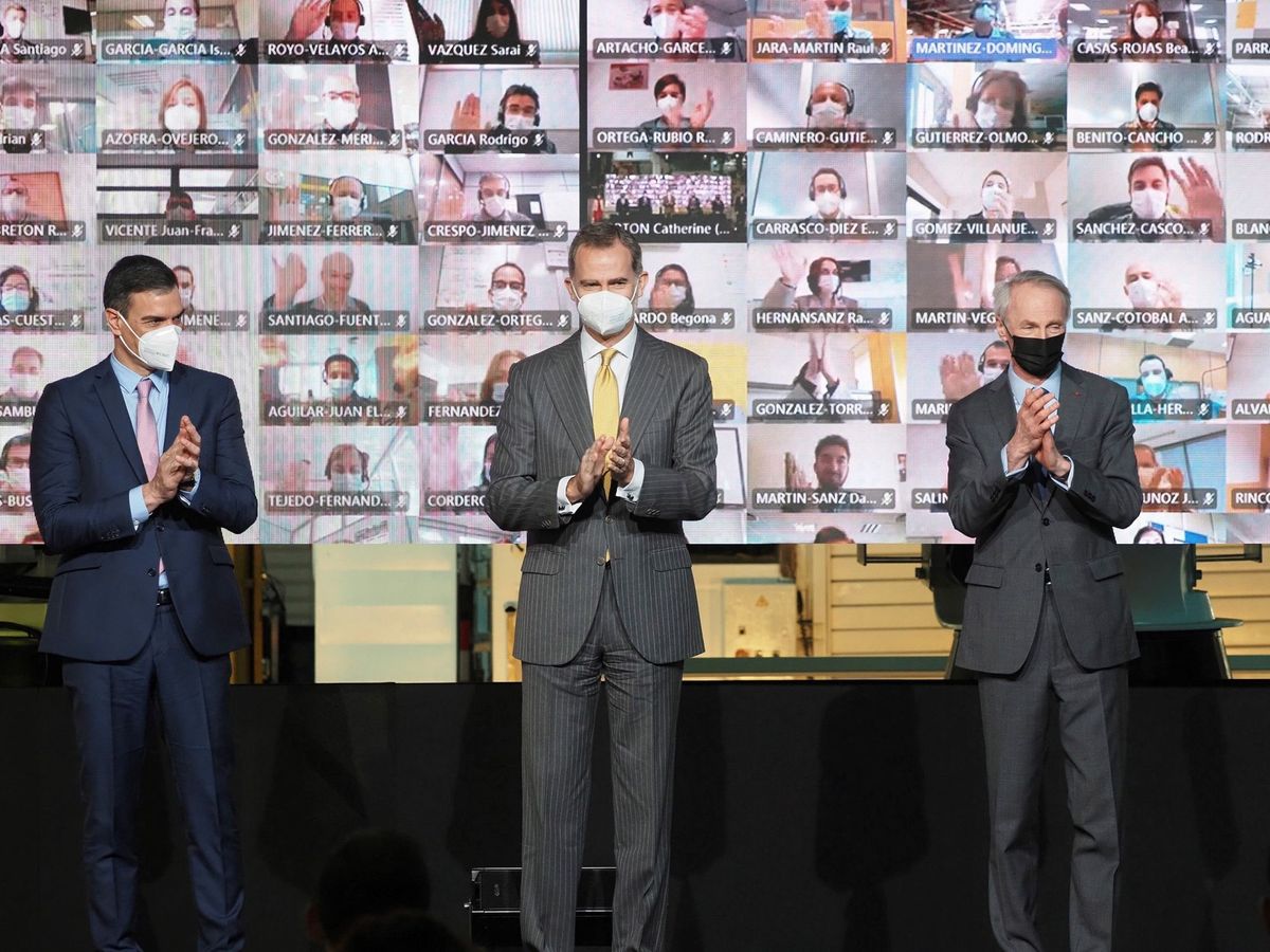 Foto: El presidente del Gobierno, Pedro Sánchez, el Rey de España, Felipe VI y el presidente de Renault, Jean-Dominique Senard, durante la presentación del plan industrial. (EFE)