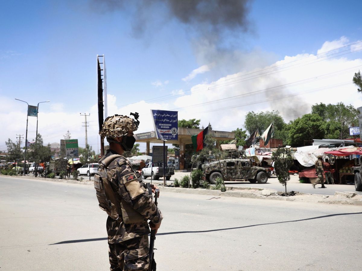 Foto: Un soldado afgano cerca del hospital que ha sido atacado en Kabul. (EFE)