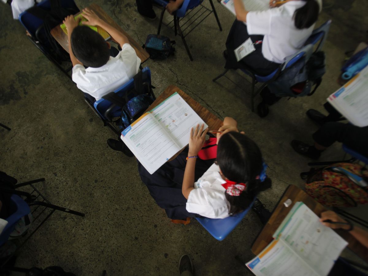 Foto: Alumnos en clase. (EFE/Carlos Lemos)