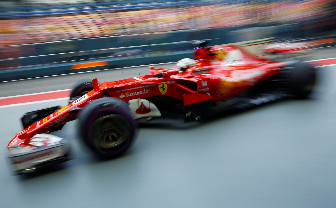 Sebastian Vettel, entrando a boxes durante los entrenamientos libres 1. (Reuters)