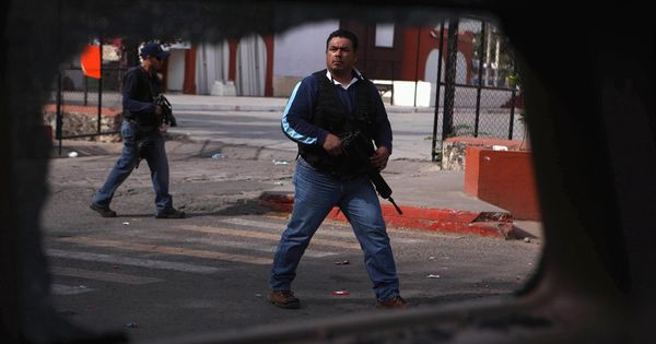 Foto: Policías de paisano vistos desde un vehículo tiroteado en Michoacán, en enero de 2015. (Reuters)