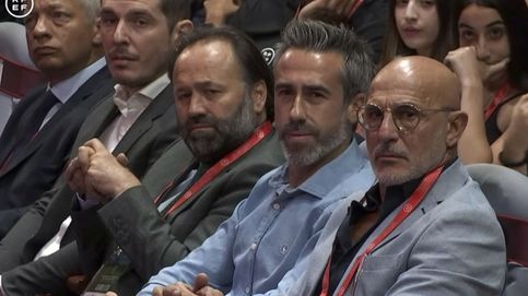 Jorge Vilda y Luis de la Fuente dan la espalda a Rubiales tras los aplausos de la Asamblea