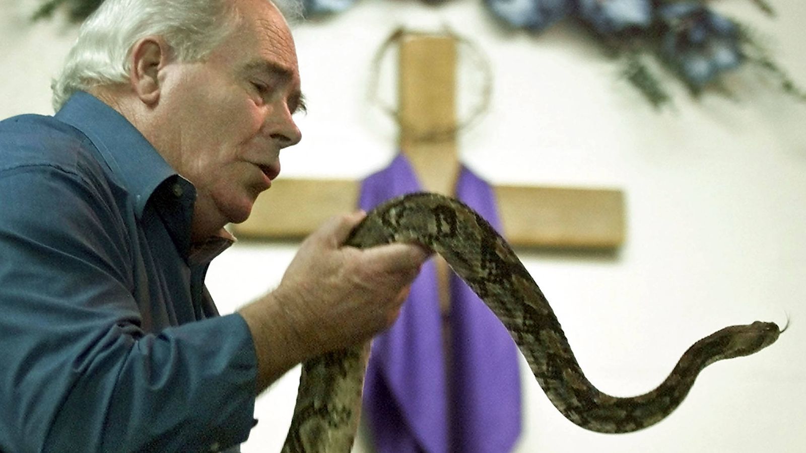 Foto: El reverendo Junio McCormick sostiene una serpiente de cascabel en su iglesia en Kingston, Georgia, en 2001 (Reuters)