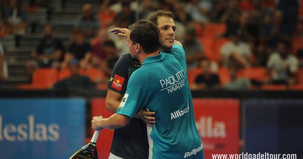 Foto: Juan Martín Díaz y Paquito Navarro se abrazan tras clasificarse para semifinales del Valencia Master. (WPT)