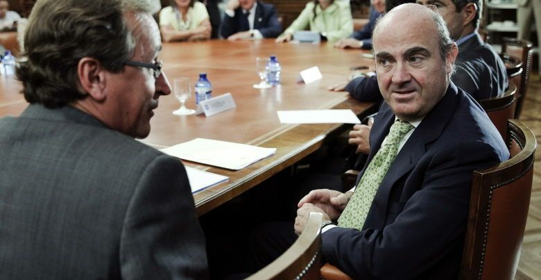 El ministro español de Economía, Luis De Guindos junto al portavoz popular en el Congreso Alfonso Alonso. (EFE)