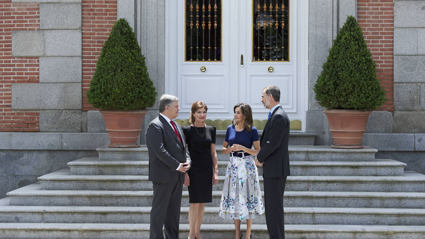 Los Reyes, junto al presidente de Ucrania y su esposa en la entrada del edificio principal del palacio de la Zarzuela. (Getty)