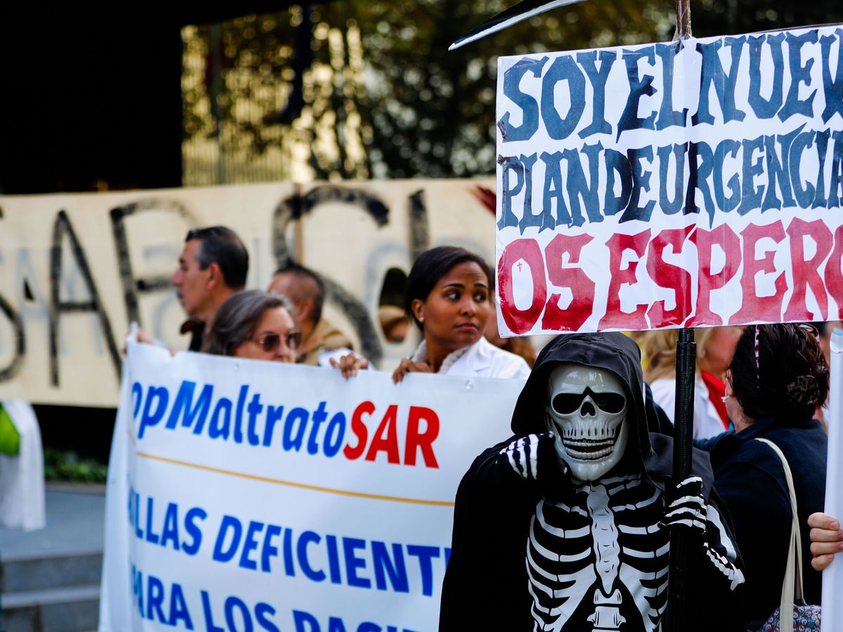 Foto: Protesta de médicos de urgencias el viernes ante la Consejería de Sanidad de la Comunidad de Madrid. (EFE/Luis Millán)